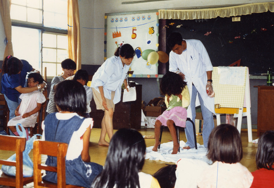 1990년대 서울의 한 대학교 의대생들이 농촌 초등학교에서 머릿니를 조사하고 있다. [중앙포토]