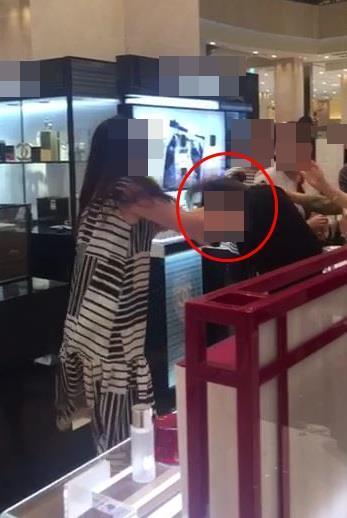 지난 5일 신세계백화점 경기점에서 직원의 머리를 잡고 화장품을 던지는 등 폭행을 한 혐의로 한 40대 여성이 입건됐다. [연합뉴스]