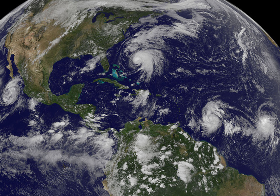 미항공우주국(NASA)와 미국립해양대기국(NOAA)에 따르면 2017년은 기상관측 사상 두 번째로 더운 해로 꼽혔다. 이로 인해 발생한 허리케인 등 기상악화로 약 6조7700억의 피해가 발생했다. 사진은 열대지방에서 발생해 미국으로 향하는 허리케인의 모습 [AP=연합뉴스]