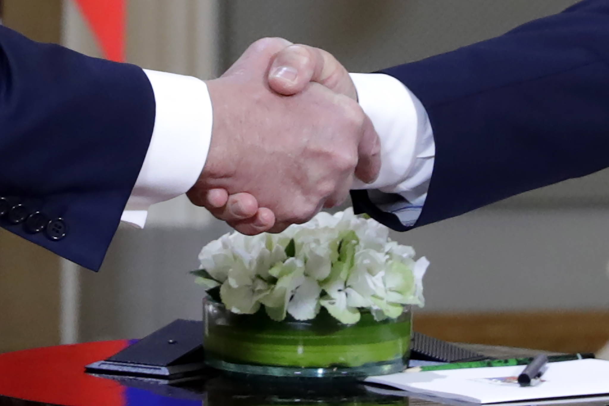 16일 도널드 트럼프 미국 대통령(왼쪽)과 블라디미르 푸틴 러시아 대통령의 악수장면.[타스=연합뉴스] 