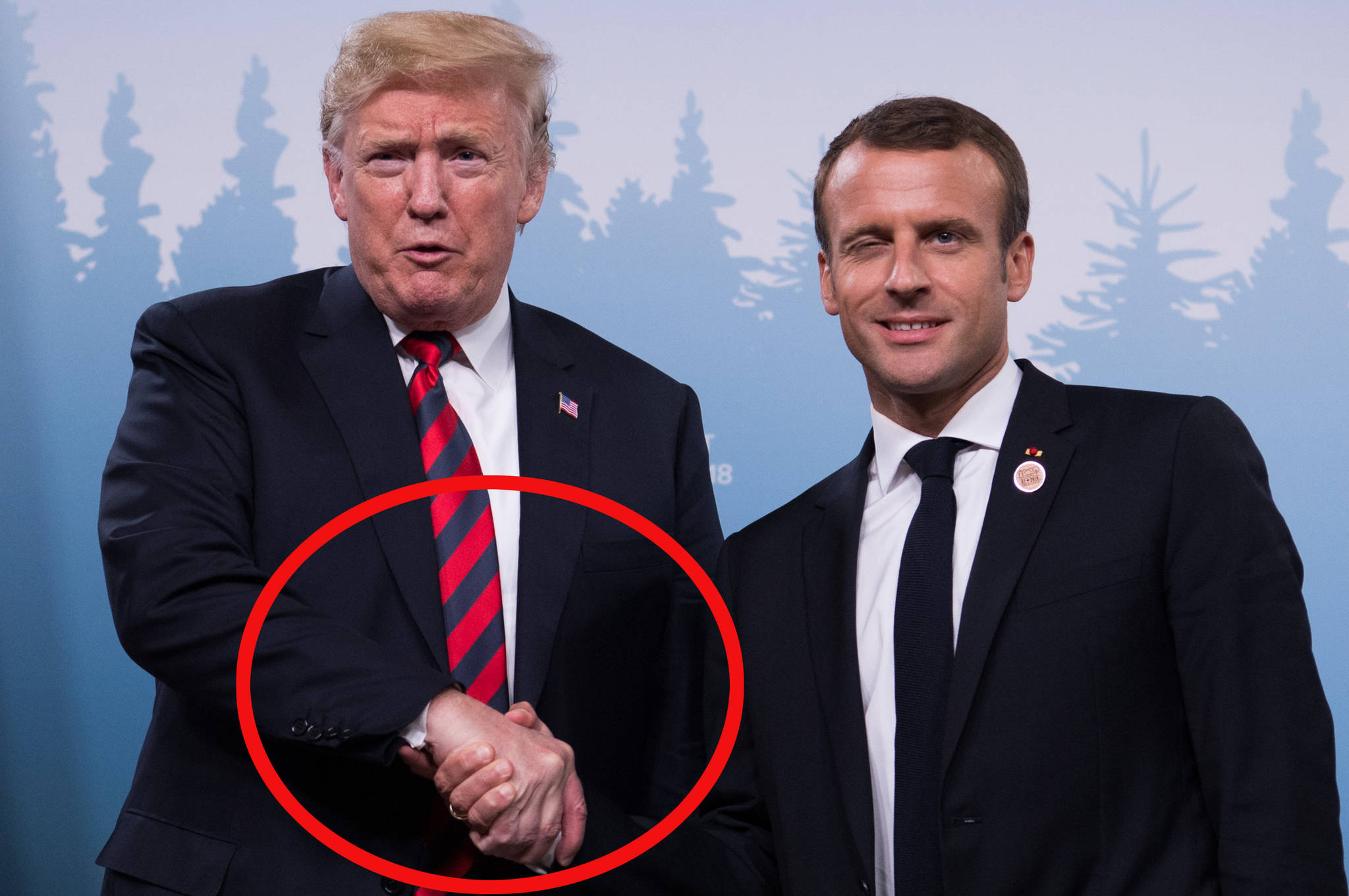 지난 8일(현지시간) 캐나다 G7 정상회의에서 에마뉘엘 마크롱 프랑스 대통령(오른쪽)이 도널드 트럼프 대통령에게 악수를 청한 뒤 자국이 남을 정도로 세게 쥐고 흔들어 화제가 됐다.[AFP=연합뉴스] 