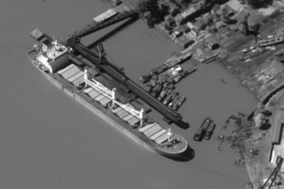 중국 소유 카이샹호가 지난해 8월 북한 항구에서 석탄을 선적하고 있다. 미국 정부는 지난해 말 유엔이 이 사진을 제출하고 해당 선박을 블랙리스트에 포함하라고 요구했지만 중국 반대로 제재 대상에서 제외됐다. [사진 WSJ]