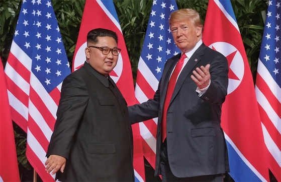 6월 12일 싱가포르에서 사상 첫 정상회담을 한 김정은 북한 국무위원장과 트럼프 미국 대통령.