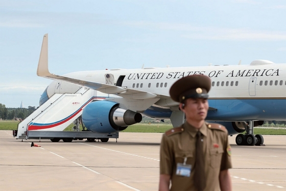 7월 6일 마이크 폼페이오 미국 국무장관을 실은 비행기가 평양 순안공항에 도착했다.