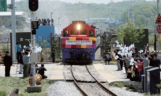 2007년 경의선과 동해선 남북철도 연결구간 열차 시험운행 당시 경의선 열차가 북으로 향하는 모습. / 사진:연합뉴스