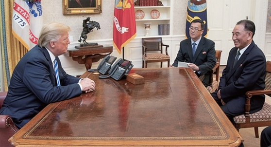 지난 6월 워싱턴 백악관에서 북한 김영철 통전부장을 만난 트럼프 미국 대통령. / 사진:연합뉴스