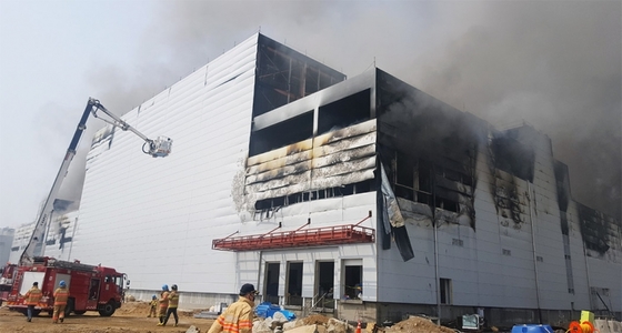 올해 3월 일어난 GGK 영종도 공장 화재 현장. 이 사고는 아시아나항공 기내식 사태의 발단이 됐다. / 사진:연합뉴스