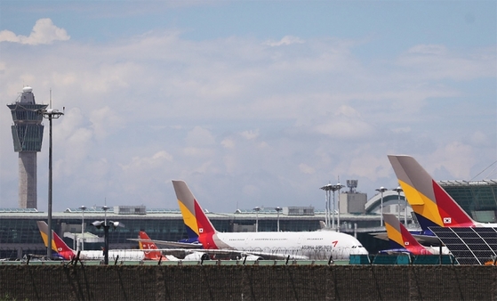 7월 4일 인천국제공항에서 출발을 기다리는 아시아나 항공기들. / 사진:연합뉴스
