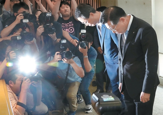 박삼구 금호아시아나그룹 회장이 7월 4일 서울 금호아시아나 광화문 사옥에서 기자회견을 열고 최근 논란이 되고 있는 기내식 사태에 대해 공식 사과를 하고 있다.