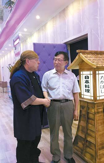 김정일 생전 전속 요리사였던 일본인 후지모토 겐지(왼쪽)가 최근 평양 중심부에 다카하시란 이름의 초밥집을 열었다. [사진 진징이] 