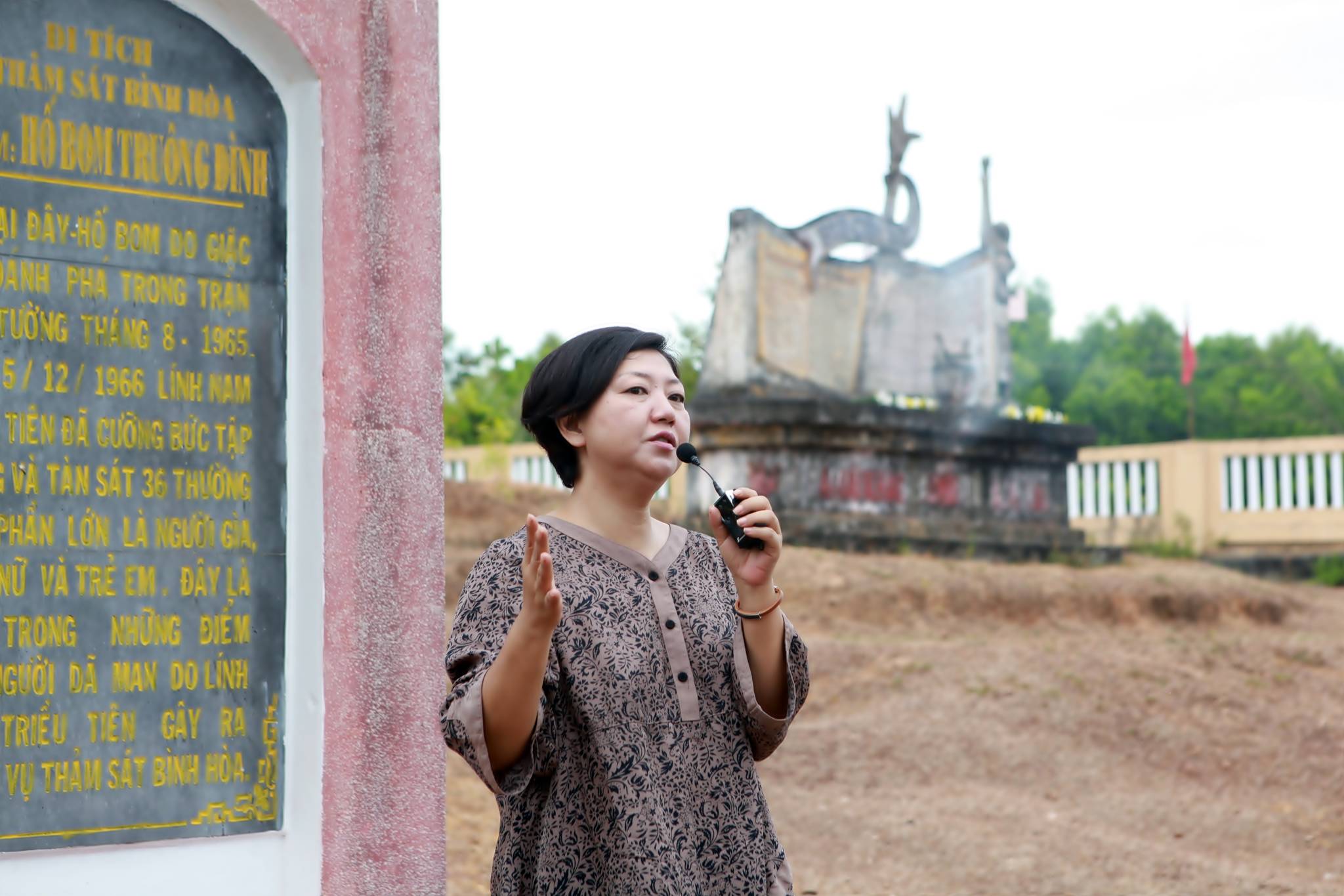 구수정 한베평화재단 상임이사가 베트남 중부 꽝응아이성 빈호아 마을에 서 있는 한국군 증오비 앞에서 1966년 일어난 한국군의 민간인 학살에 대해 설명하고 있다. [한베평화재단 제공]