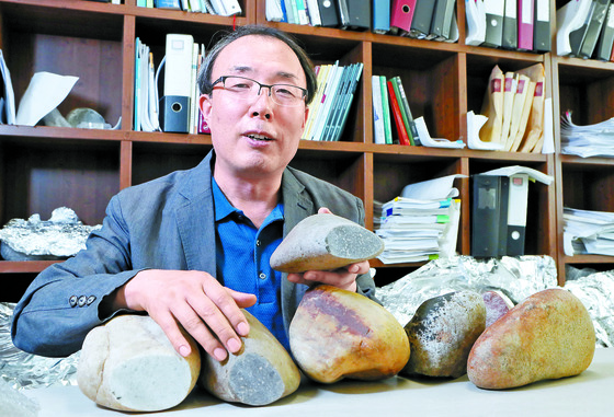 김병환 세종대 교수가 서울 대모산 정상 부근에서 발견한 돌의 성분을 분석한 결과 달 운석으로 밝혀졌다며 돌의 절단면을 보여주고 있다. [신인섭 기자]