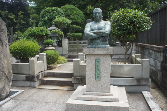 도쿄 남쪽 사찰 혼몬지에 있는 역도산의 묘소에는 그의 청동상이 세워져 있다. [정영재 기자]