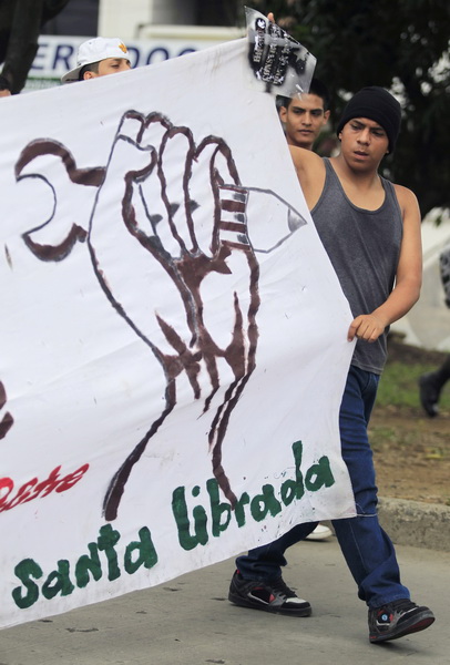 [사진] 콜롬비아 대학생들, 공립대학 민영화 반대 누드 시위