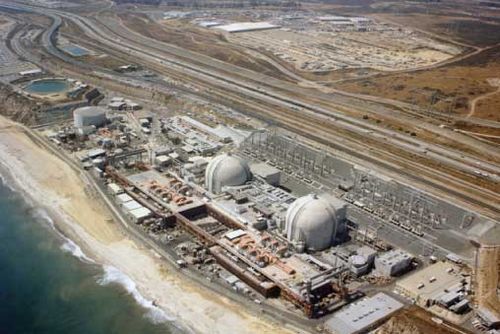 1985년 미 해군이 살포한 채프는 샌 오노프레(San Onofre) 원자력발전소 또는 여기에서 도시로 전기를 공급하는 시설에 떨어진 것으로 추정된다. 발전소는 샌디에고에서 남쪽으로 10마일 떨어진 해안에 위치하고 있으며 1968부터 순차적으로 3개의 원자로를 가동했다.사진은 1987년 모습으로 당시 미국에서 두 번째로 많은 전력을 공급했던 발전소였고 2013년 이후 가동을 중단하고 해체를 시작했다. [사진 SDG&E]