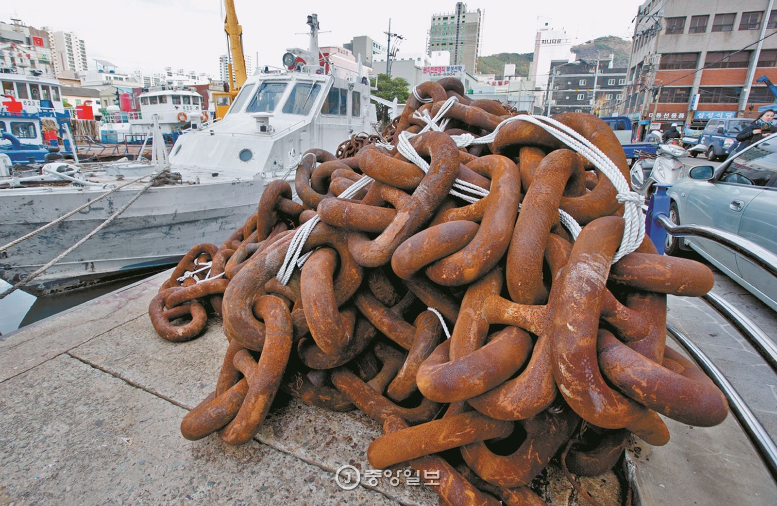 녹슨 쇠사슬과 닻 등이 널려있는 대평동 포구 일대의 풍경.