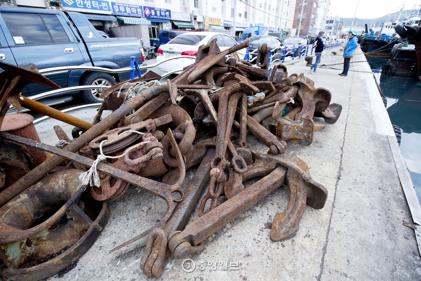 녹슨 쇠사슬과 닻 등이 널려있는 대평동 포구 일대의 풍경.