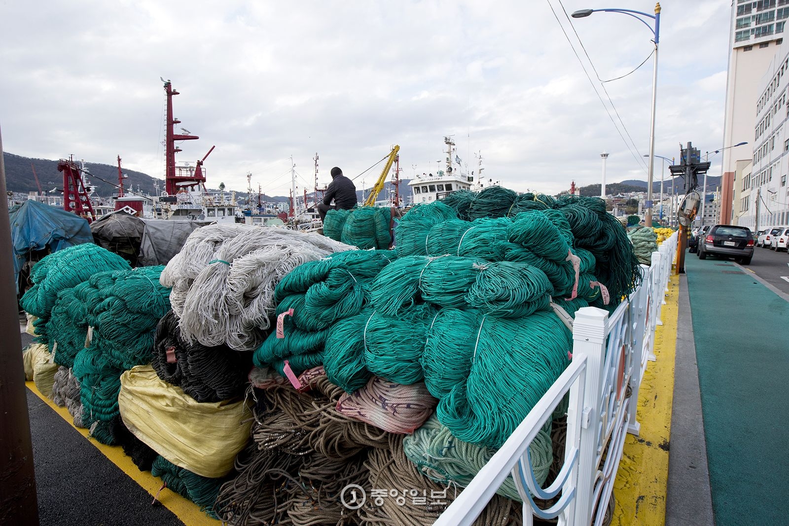 녹슨 쇠사슬과 닻 등이 널려있는 대평동 포구 일대의 풍경.