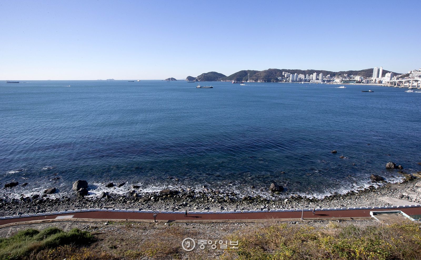 흰여울 문화마을에서 바라본 절영해안산책로와 푸른 바다.