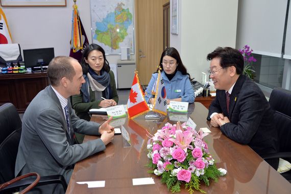 이재명 성남시장(사진 맨 오른쪽)과 에릭 월시 주한 캐나다 대사가 한국의 현 정치 상황 등에 대한 이야기를 나누고 있다 [사진 성남시]