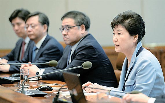 <b>10월 20일</b> 최순실 의혹은 갈수록 불어났다. 박 대통령, “어느 누구라도 엄정하게 처벌”이라며 첫 공식 입장 표명.