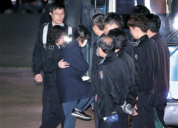 <b>11월 3일</b> 최순실이 구속된 이날 박 대통령, 국민 감정과 동떨어진다는 평가 속 한광옥 비서실장·허원제 정무수석 임명.