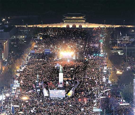 <b>11월 12일</b> 3차 촛불집회는 100만 명 육박. 이때부터 참가자들 청와대 쪽으로 본격 전진 시도. 청와대까지 거리는 900m.