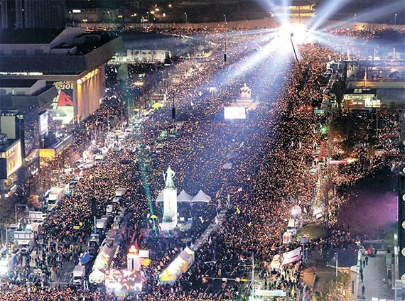 <b>11월 26일</b> 눈과 비가 뒤섞인 궂은 날씨에도 5차 촛불집회에는 서울에만 150여만 명, 지방 40만 명 등 190여만 명 집결.