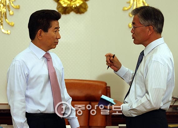 2007년 5월 3일 노무현 전 대통령(왼쪽)과 문재인 당시 대통령 비서실장이 청와대 집무실에서 국정에 대해 이야기를 나누고 있다. [중앙포토]