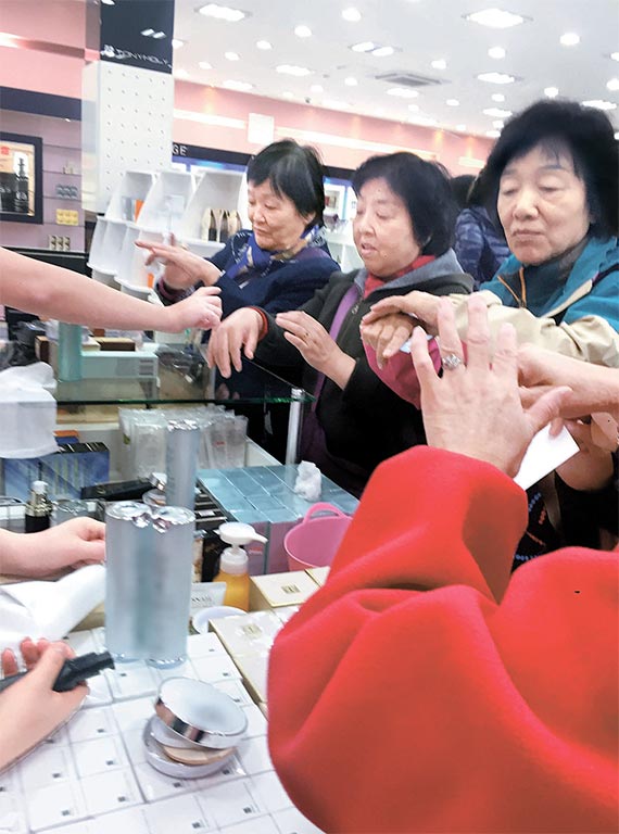 서울 용문동 색조화장품 판매점에서 중국인 관광객들이 국산 화장품을 손등에 발라보고 있다. 사진은 하루에만 6곳의 매장을 돌아다니며 ‘쇼핑 관광’을 한 중국인 관광객 왕모(32)씨가 찍어 본지에 제공했다.