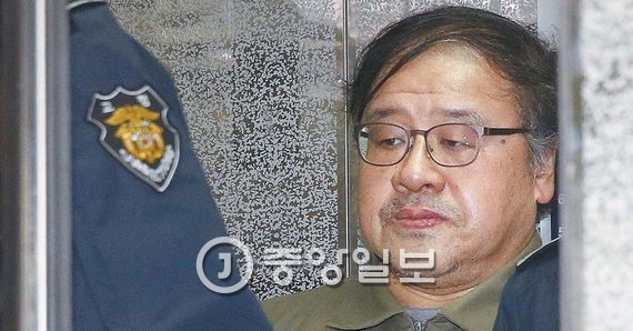 박근혜 대통령의 제3자 뇌물수수 혐의 관련 수사를 진행 중인 특검팀이 12월 30일 안종범 전 청와대 정책조정수석을 특검 사무실로 소환해 조사했다. 김경록 기자