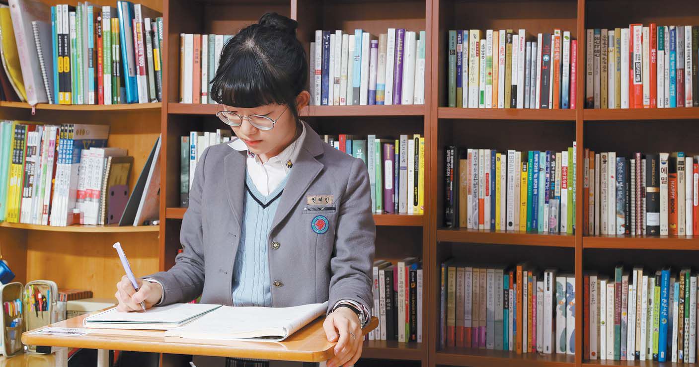 서울 잠실여고 2학년 권혜민양은 집에서 스탠딩 책상을 자주 쓴다. 권양은 “집중력이 떨어지거나 졸리면 정신이 맑아질 때까지 일어선 채로 한두 시간 공부한다”고 말했다.