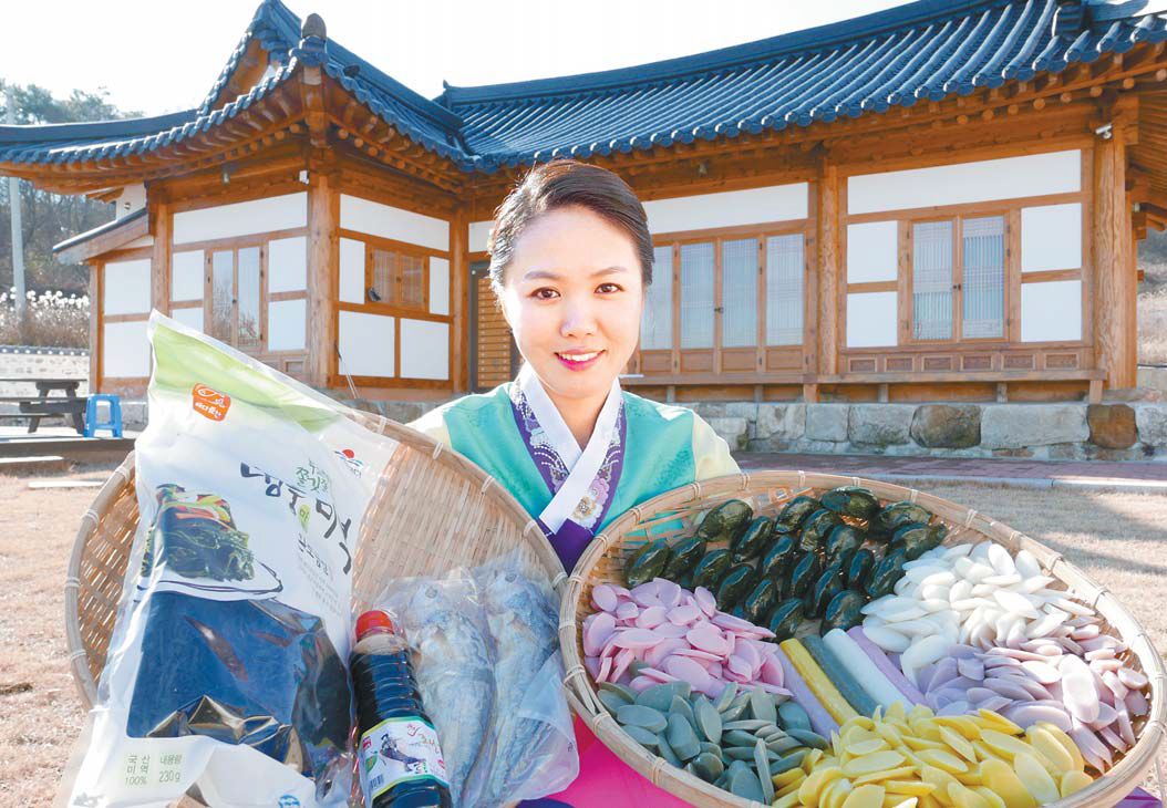 예담모시송편이 떡국 재료를 중심으로 설 선물세트 두 종류를 마련했다. 지난해 가을 수확한 유기농 쌀 등 국내산 농산물을 사용했다. [사진 예담모시송편]