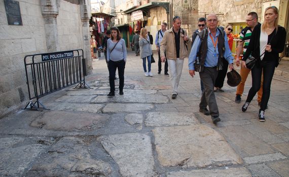 빌라도 총독의 관저로 이어지는 도로. 바닥에 보이는 큼직한 돌이 보인다. 로마 시대에 만든 마차가 다니던 주요 도로다.