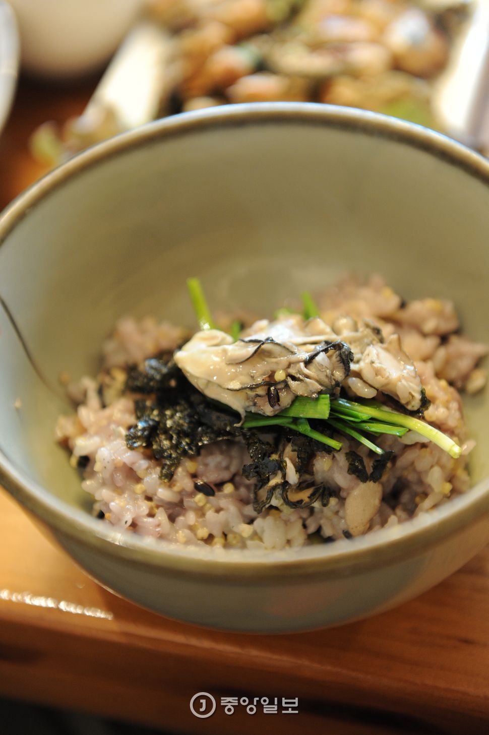 맵쌀과 찹쌀에 신선한 굴, 표고버섯, 수삼 등을 넣은 굴밥.