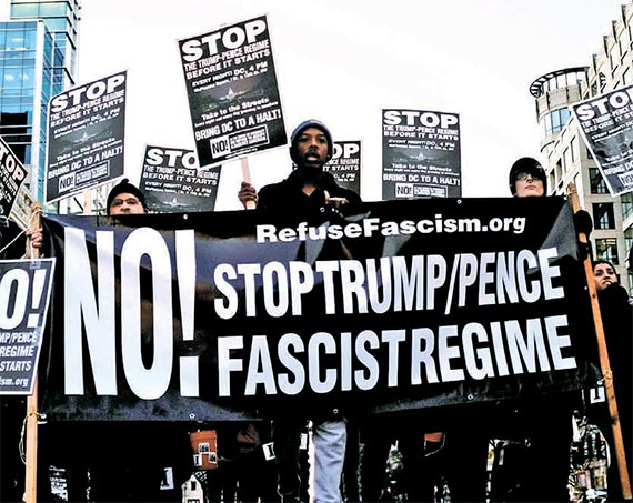 도널드 트럼프 대통령 취임 을 앞두고 18일 미국 워싱턴DC에서 “트럼프-펜스 파시스트 정권을 멈추자”는 반대시위가 열렸다. [워싱턴 로이터=뉴스1]