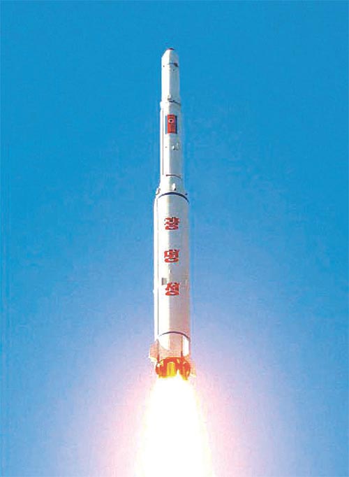 북한은 지난해 김정일 생일인 2월 16일을 앞두고 장거리 미사일 ‘광명성 4호’를 발사했다. [사진 노동신문]