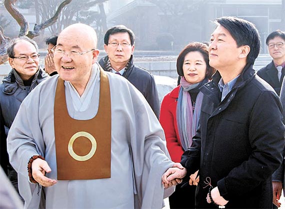 안철수 전 국민의당 대표(오른쪽)가 19일 전북 원불교 총부를 찾아 장응철 종법사를 예방했다. [뉴시스]
