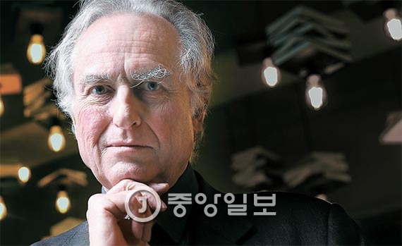 『이기적 유전자』의 저자인 진화생물학자 리처드 도킨스가 첫 내한해 21일 서울 한남동 블루스퀘어에서 ‘진화의 다음 단계는 무엇인가’라는 주제로 강연을 했다. 300여 명이 자리를 가득 메웠다. 도킨스는 22일 세종대에서 강연을 했고, 25일엔 고려대에서 장대익 서울대 교수와 대담을 할 예정이다. [사진 우상조 기자]