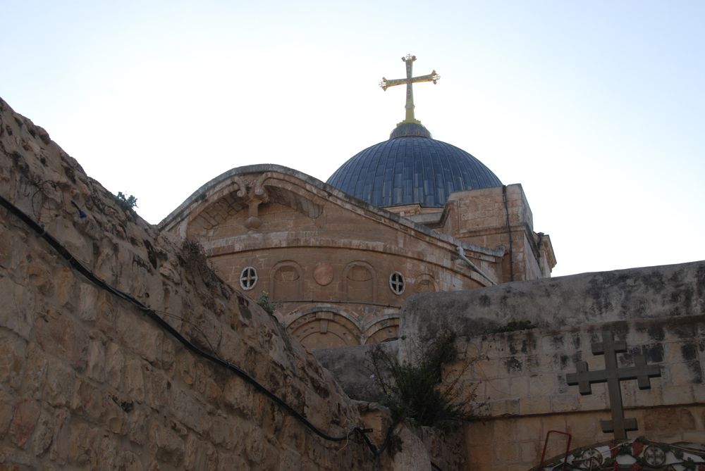 성묘교회 지붕 위의 십자가. 2000년 전 이곳에 예수의 십자가가 있었다.