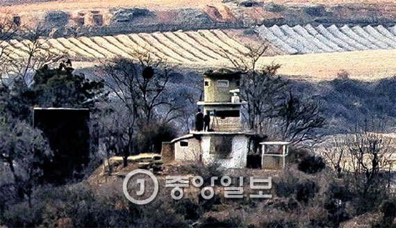 도라산전망대에서 1.5㎞ 떨어져 있는 북한군 초소. [도라산=장진영 기자]
