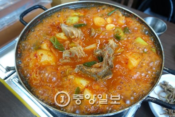 영도 봉래산 북사면 중턱에 있는 스지 전문 음식점 ‘왔다식당’의 스지김치전골이 상에서 끓고 있다. 큼직한 스지 덩어리가 제법 많이 들어갔다. 2인분부터 주문이 가능하다. 엄지 마디만하게 토막 친 대파를 많이 넣었다.