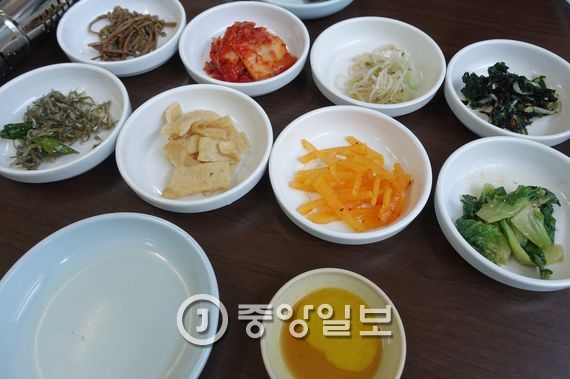 영도 `왔다식당`의 기본 상차림은 직접 조리한 8찬과 스지를 찍어 먹는 소스로 구성된다.