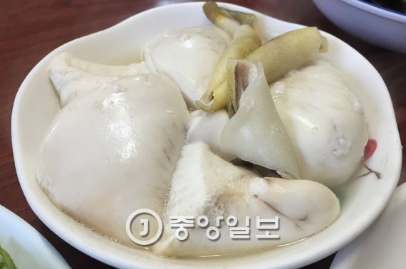 복어 이레와 껍질 수육. 지난해 1월 8일에 먹은 사진이다. 수육을 많이 주문하거나 가는 날 운이 좋아야 맛볼 수 있다. 이번에 갔을 때는 둘이 가서 적은 양을 시켜서 그랬는지 저녁이라 떨어졌는지 구경을 못했다.