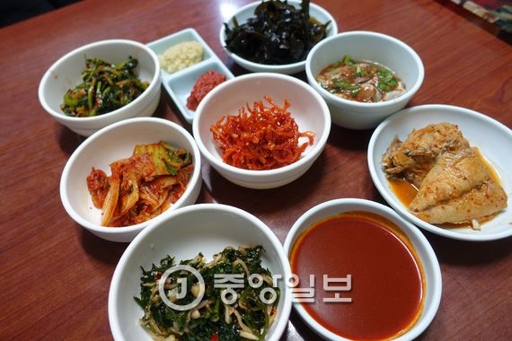 `남포식당`의 기본 상차림. 새벽 6시부터 80세 여주인이 시장을 봐서 직접 만든 7가지 반찬과 수제 초고추장(복수육용), 다진 마늘과 다진 매운 양념(복국용)이 차려진다.