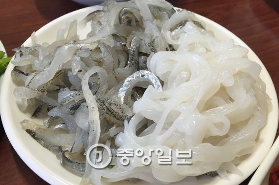 학꽁치와 한치를 세로로 길게 채 썬 ‘남포식당’ 막회. 복을 조리하는 동안 반주하기에 맞춤한 안주다. 