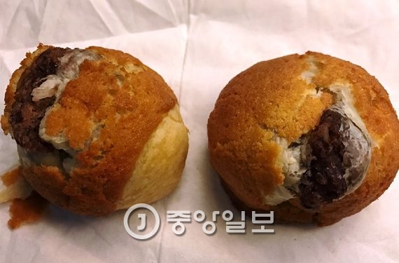 부산시가 지정한 명품빵집 ‘비엔씨’의 인기 상품 파이만주 겹겹의 페이스트리 안에 팥 앙금과 밤·호두를 가득 채워 노릇하게 구웠다. 겉은 바삭하고 속은 부드럽고 달콤하다.