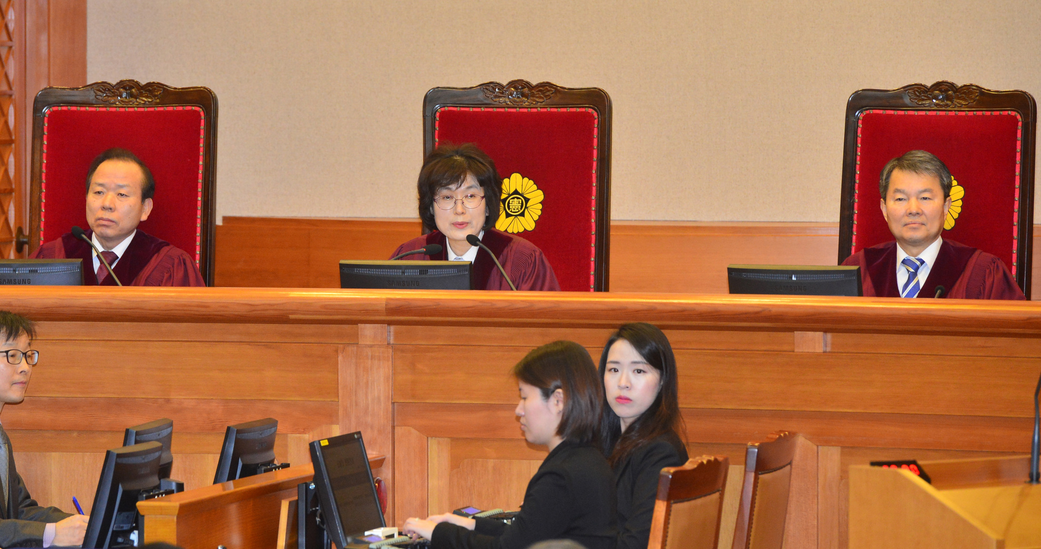 탄핵심판 15차 변론기일인 20일 오전 서울 종로구 재동 헌법재판소에서 대통령 변호인으로 참석한 이동흡 전 헌재 재판관과 이중환 변호사가 착석하고 있다. [중앙포토]