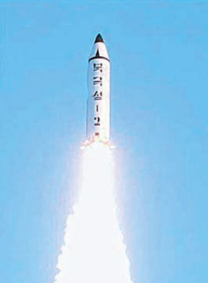 북한이 지난 12일 평안북도 구성시에서 발사한 새 중거리 탄도미사일 ‘북극성 2형’. [조선중앙TV 캡처]