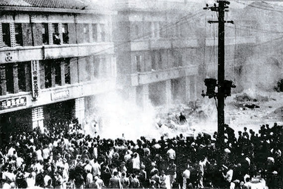 1947년 2월 28일 타이베이의 담배 전매총국 앞에서 본성인(조기 이주자)들이 집단 시위하는 모습. [위키피디아 캡처]